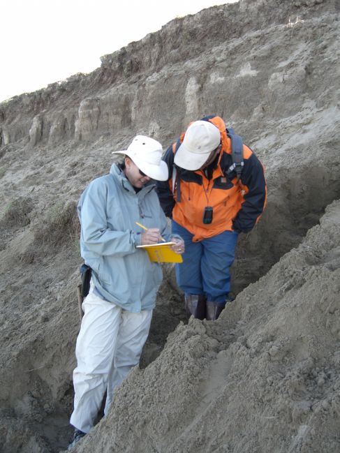  2006:09:14 04:25:07   BuhaSplitReal - CAR and Xu Hai in trench in outcrop - photo 1.jpg
